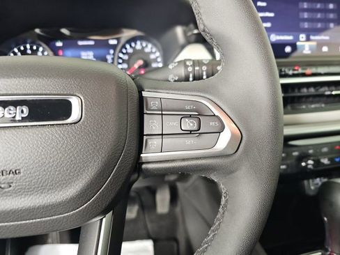 Certified 2025 Jeep Compass Limited image 18