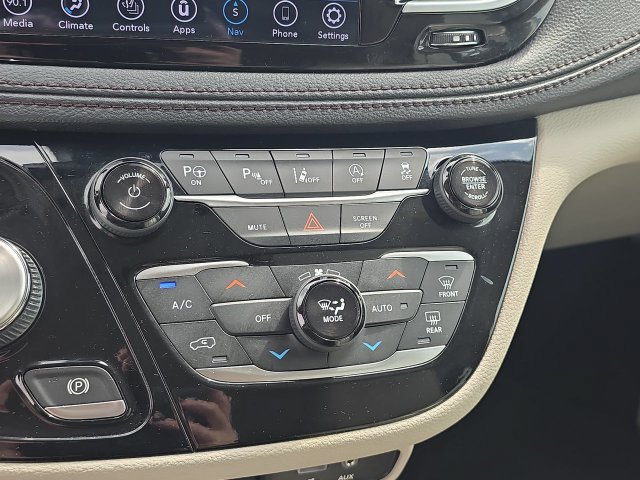 Used 2019 Chrysler Pacifica Limited w/ Advanced Safetytec Group FWD image 26