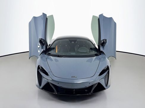 Used 2024 McLaren Artura RWD image 2