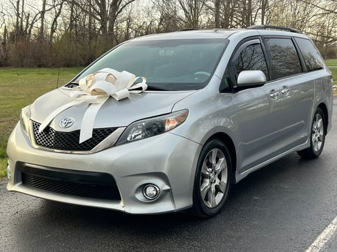 Used 2013 Toyota Sienna SE image 1