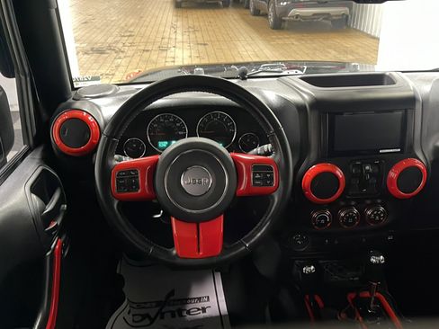 Used 2017 Jeep Wrangler Unlimited Sahara w/ Connectivity Group AWD/4WD image 3