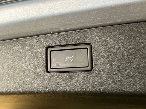 Certified 2025 Volkswagen Tiguan SE FWD image 6