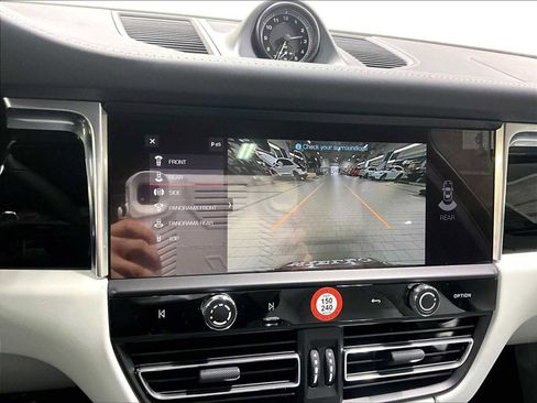 New 2026 Porsche Macan image 18