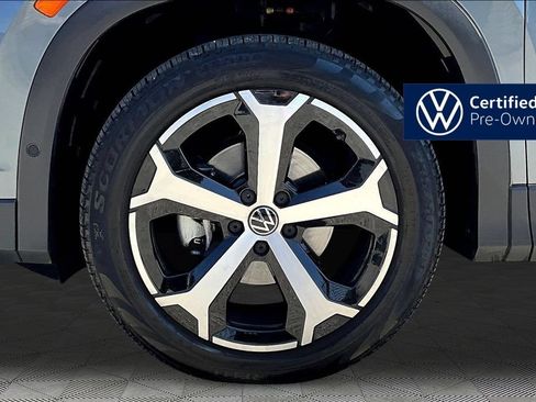 Used 2025 Volkswagen Tiguan SE FWD image 33