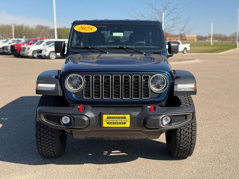 Used 2025 Jeep Wrangler Unlimited Rubicon AWD/4WD image 2