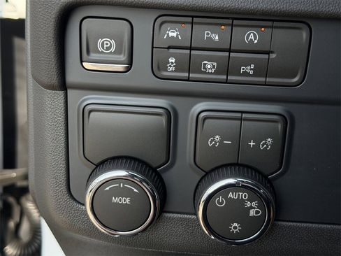 New 2026 Chevrolet Suburban LS image 20