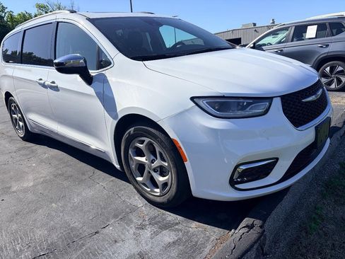 Used 2023 Chrysler Pacifica Limited FWD image 5