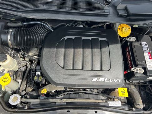 Used 2015 Chrysler Town & Country Touring-L FWD image 46