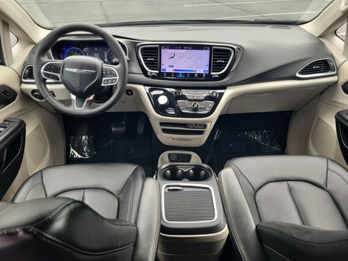Used 2024 Chrysler Pacifica Touring-L FWD image 13