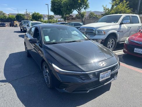 Certified 2025 Hyundai Elantra Limited FWD image 4