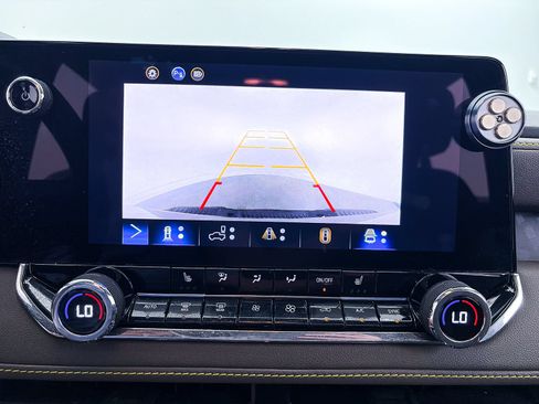 Used 2024 Chevrolet Colorado ZR2 w/ Technology Package AWD/4WD image 9