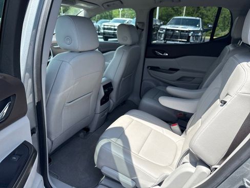 Used 2023 GMC Acadia SLT w/ Preferred Package FWD image 19