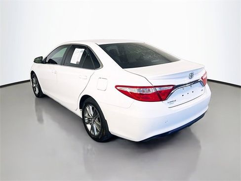 Used 2017 Toyota Camry SE image 5