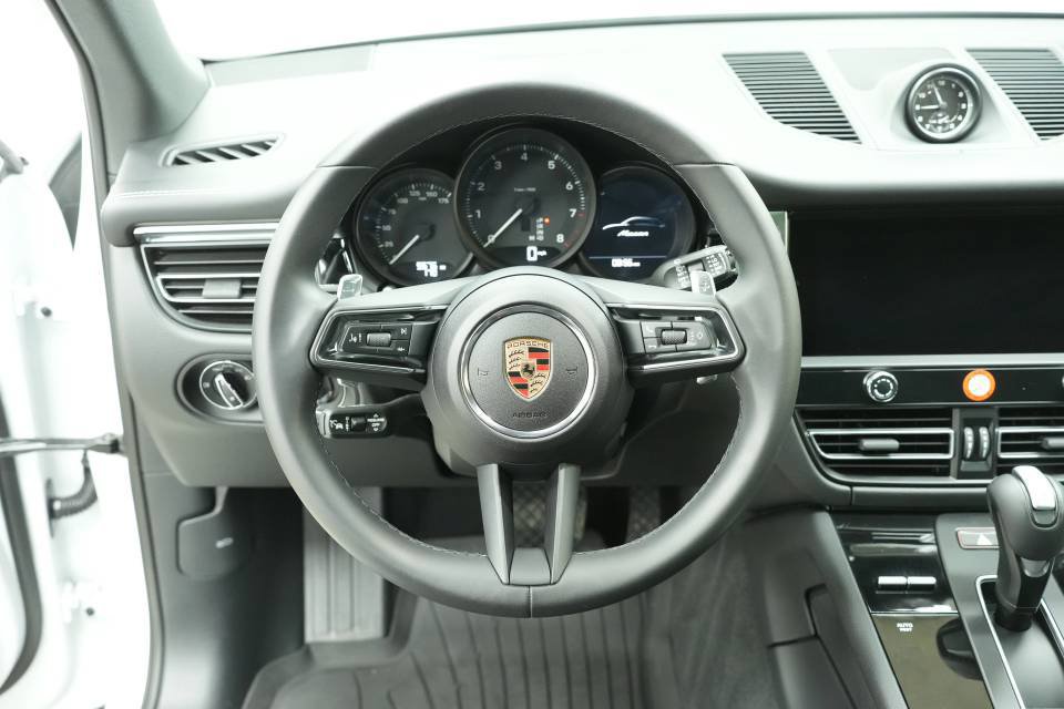 Certified 2025 Porsche Macan AWD/4WD image 13