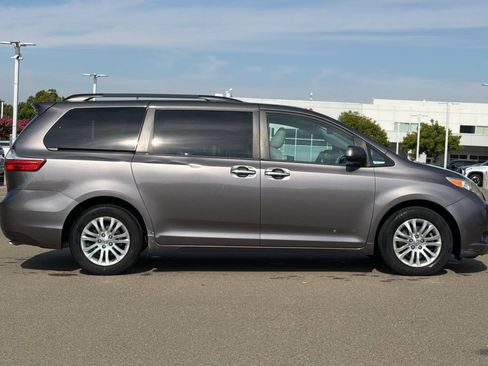 Used 2016 Toyota Sienna XLE w/ XLE Navigation Package FWD image 3