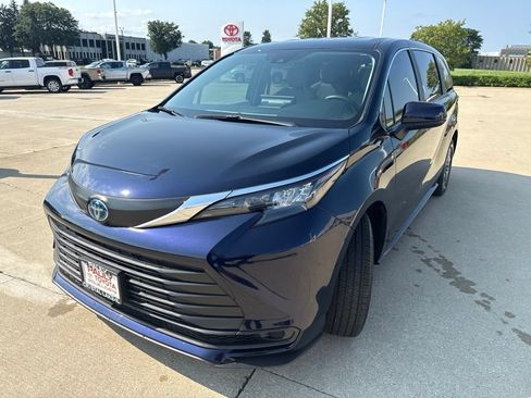 Used 2025 Toyota Sienna LE FWD image 6