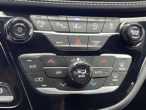 Used 2023 Chrysler Pacifica Touring-L w/ Uconnect Theater Family Group image 35