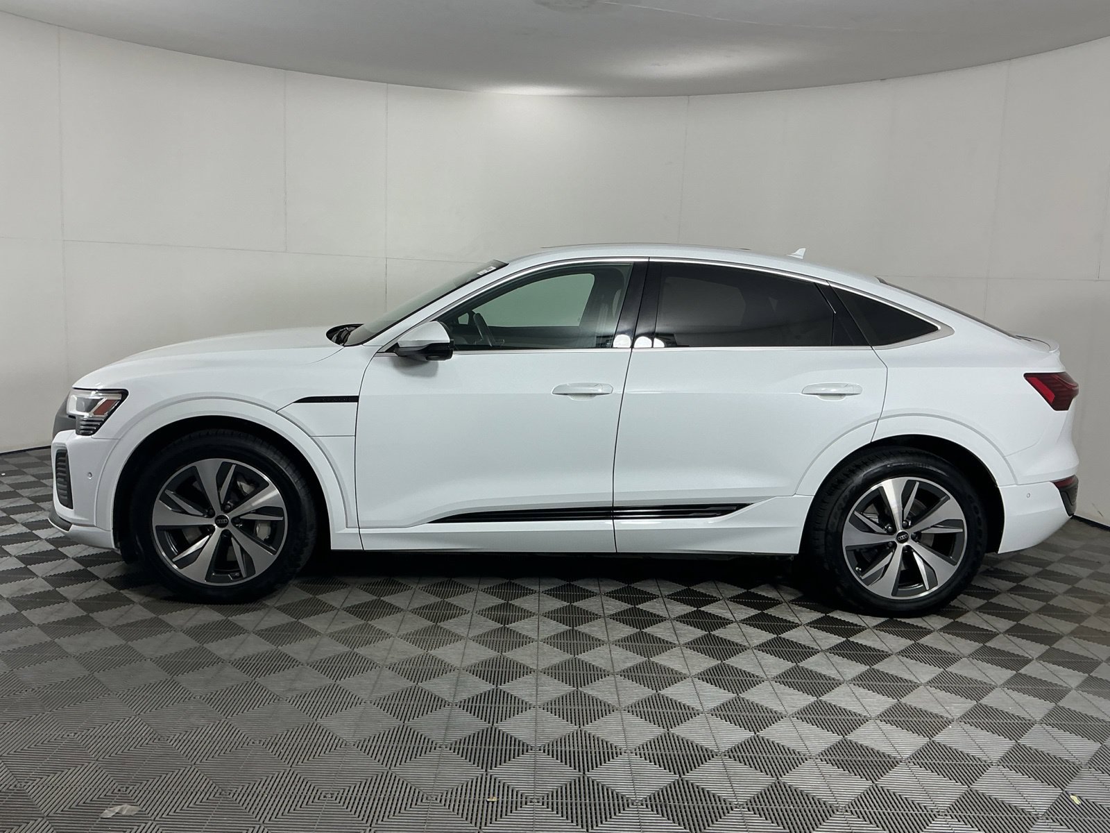 Used 2024 Audi Q8 e-tron Premium Plus w/ Premium Plus Package AWD/4WD image 5