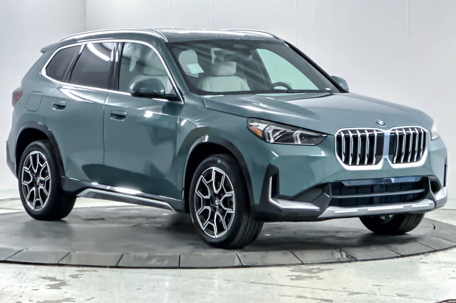 Used 2026 BMW X1 xDrive28i AWD/4WD image 9