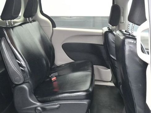 Used 2020 Chrysler Voyager L FWD image 12