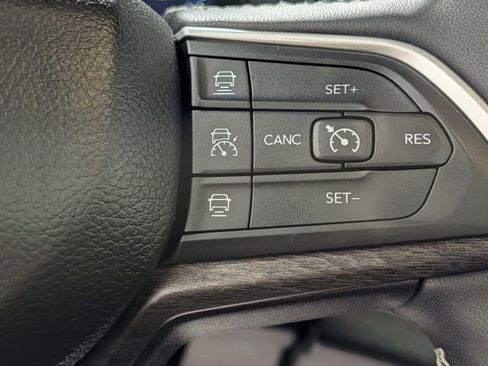 Used 2023 Jeep Grand Cherokee L Limited w/ Black Appearance Package image 22