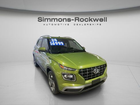 Used 2024 Hyundai Venue SEL image 3