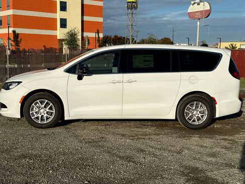 New 2026 Chrysler Voyager LX image 6
