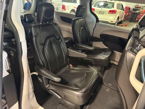 Certified 2023 Chrysler Pacifica Touring-L FWD image 12