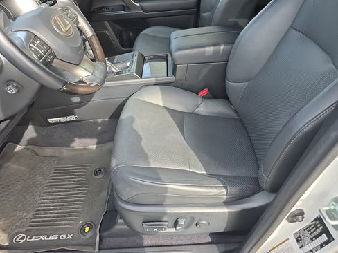 Used 2023 Lexus GX 460 Luxury w/ Accessory Package image 15