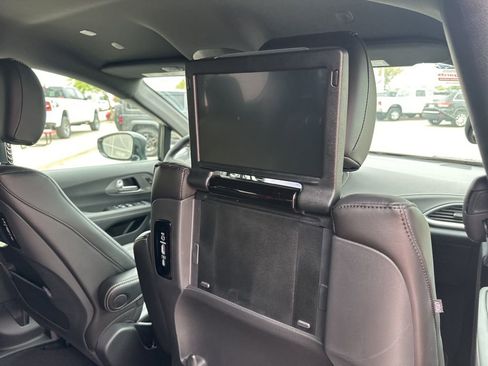 New 2026 Chrysler Pacifica Select image 3