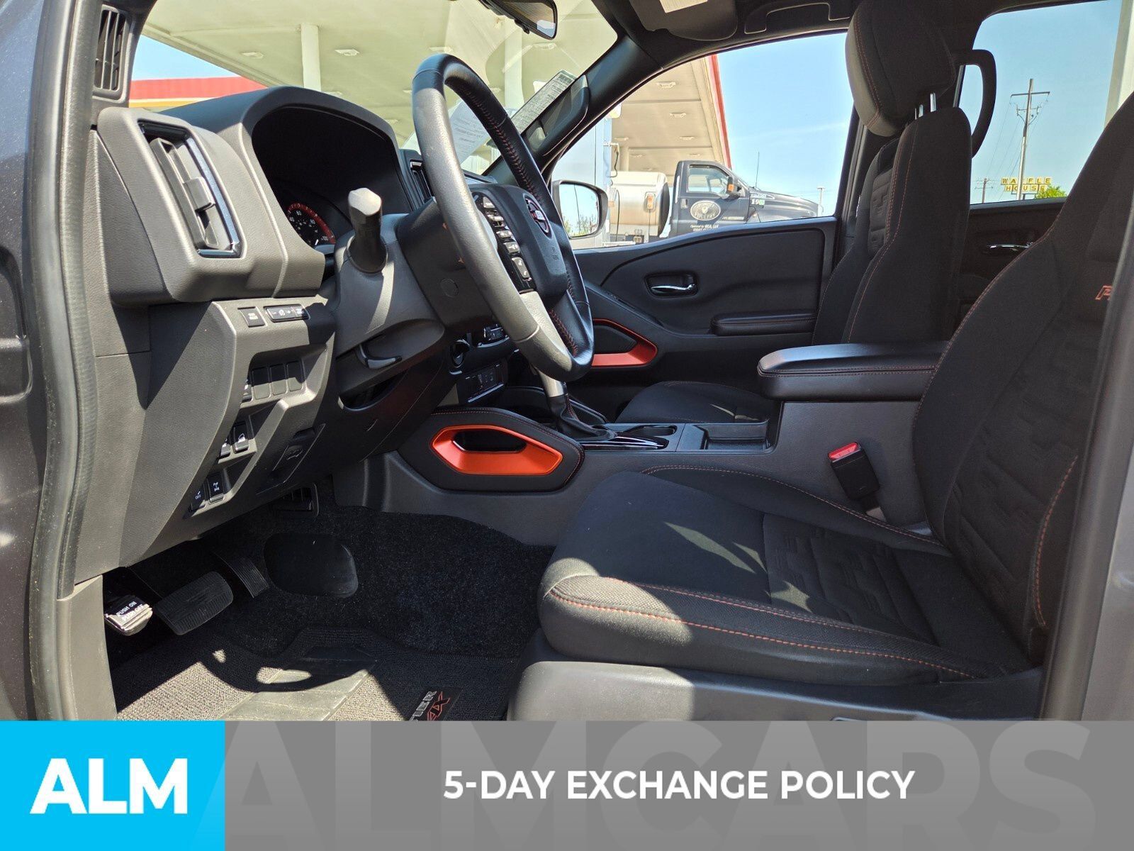 Used 2025 Nissan Frontier PRO-4X AWD/4WD image 3