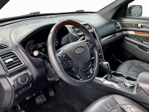Used 2018 Ford Explorer Platinum image 11
