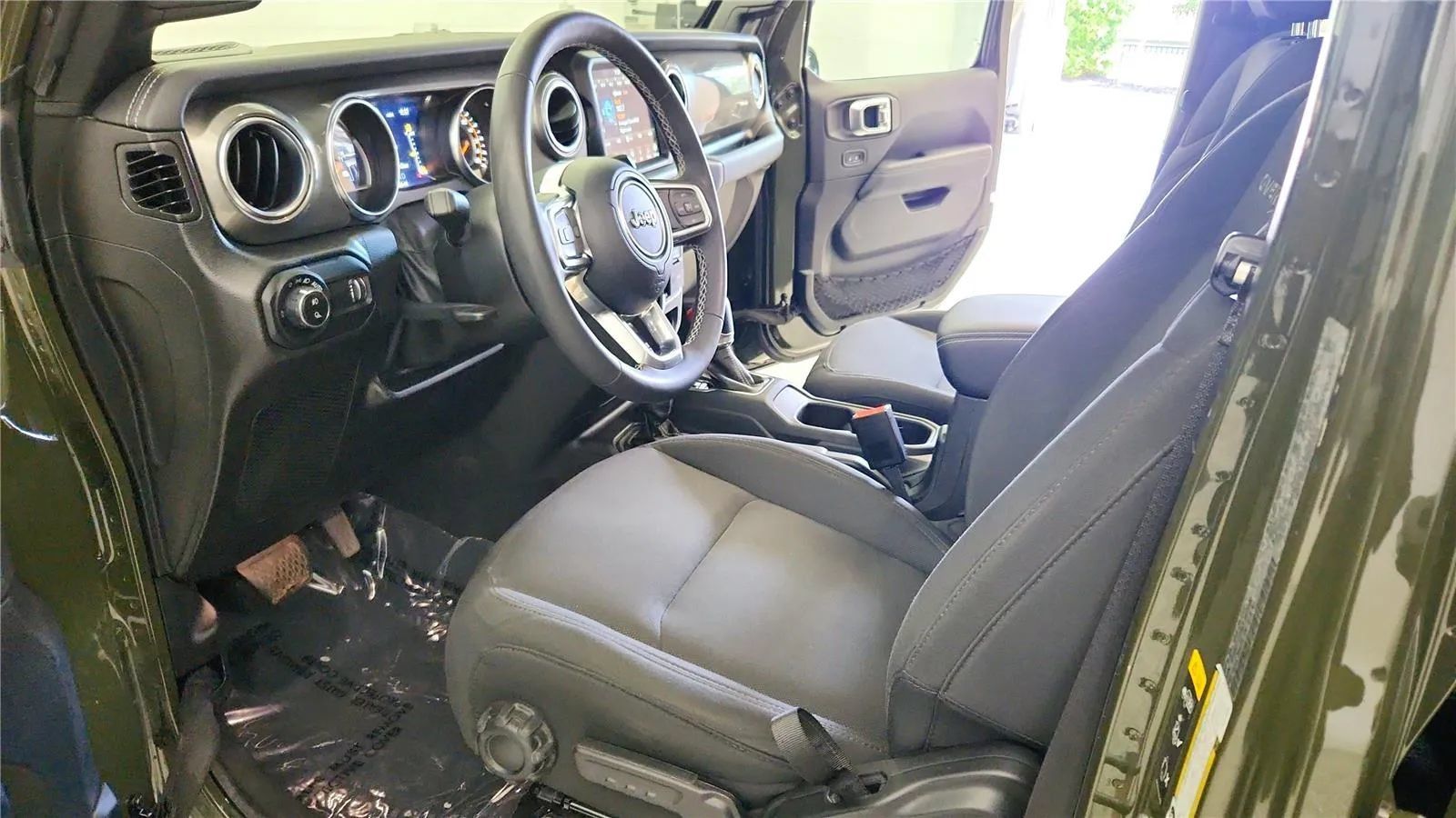 Used 2023 Jeep Gladiator Overland w/ Cold Weather Group AWD/4WD image 22