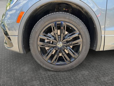 Used 2022 Volkswagen Tiguan SE R-Line AWD/4WD image 9