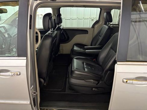 Used 2012 Chrysler Town & Country Touring-L w/ Premium Group FWD image 20