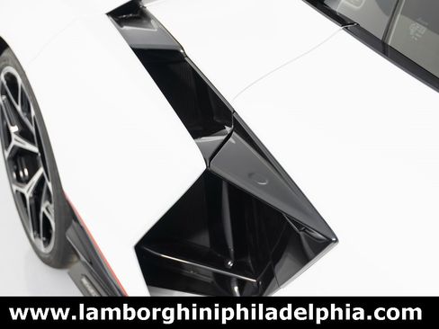 Used 2024 Lamborghini Revuelto image 38