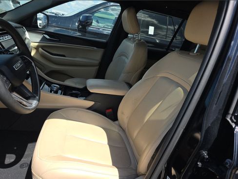 Used 2023 Jeep Grand Cherokee Limited AWD/4WD image 9