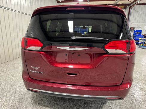 Used 2019 Chrysler Pacifica Touring-L image 2