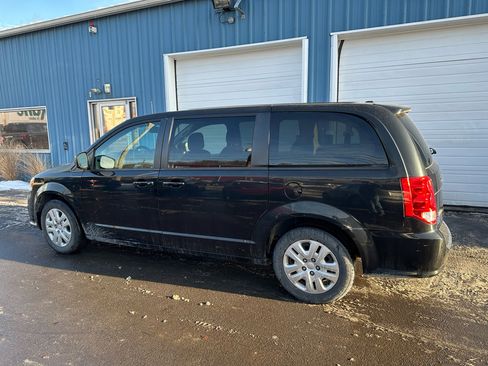 Used 2018 Dodge Grand Caravan SE w/ UConnect Hands-Free Group image 7