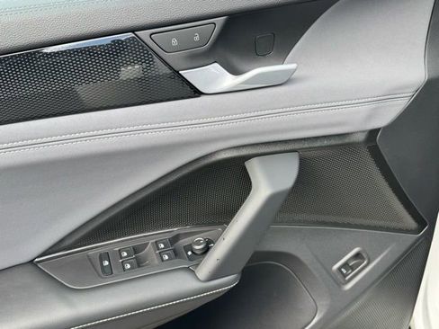 Used 2025 Volkswagen Tiguan SE image 32