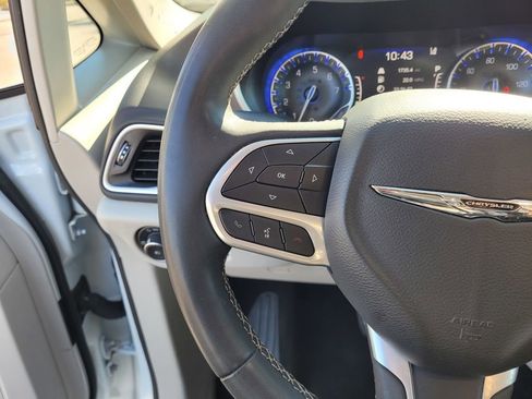 Used 2024 Chrysler Pacifica Touring-L image 21