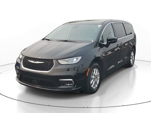 Used 2024 Chrysler Pacifica Touring-L FWD image 2