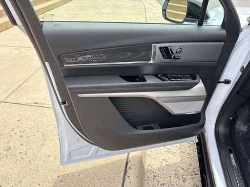 Used 2026 Cadillac Vistiq Platinum w/ LPO, Floor Liner Package AWD/4WD image 29