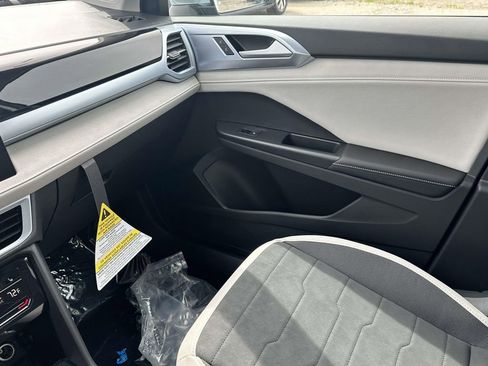 New 2026 Volkswagen Taos SE FWD image 24