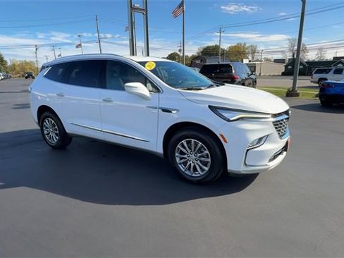 Used 2023 Buick Enclave Essence image 2