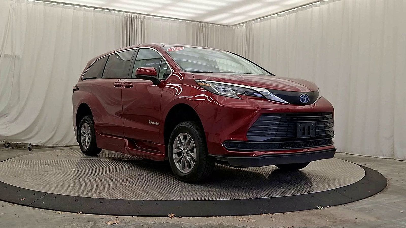 Used 2023 Toyota Sienna LE FWD image 7