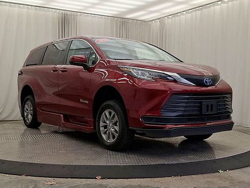 Used 2023 Toyota Sienna LE FWD image 7