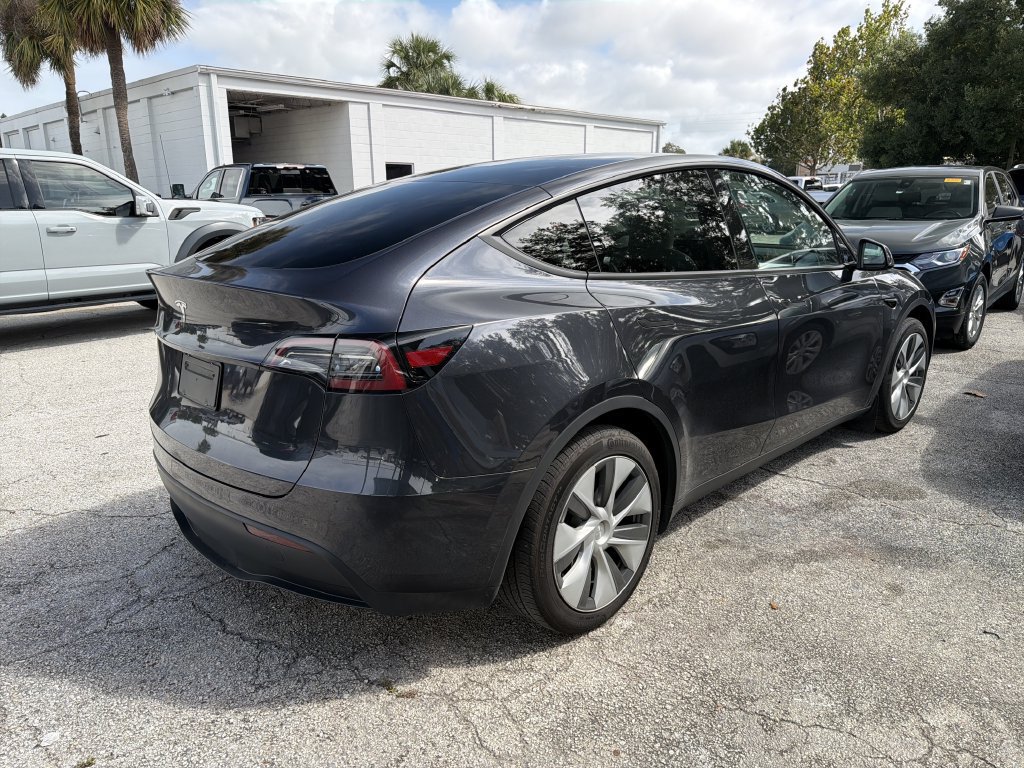Used 2024 Tesla Model Y 2WD image 4