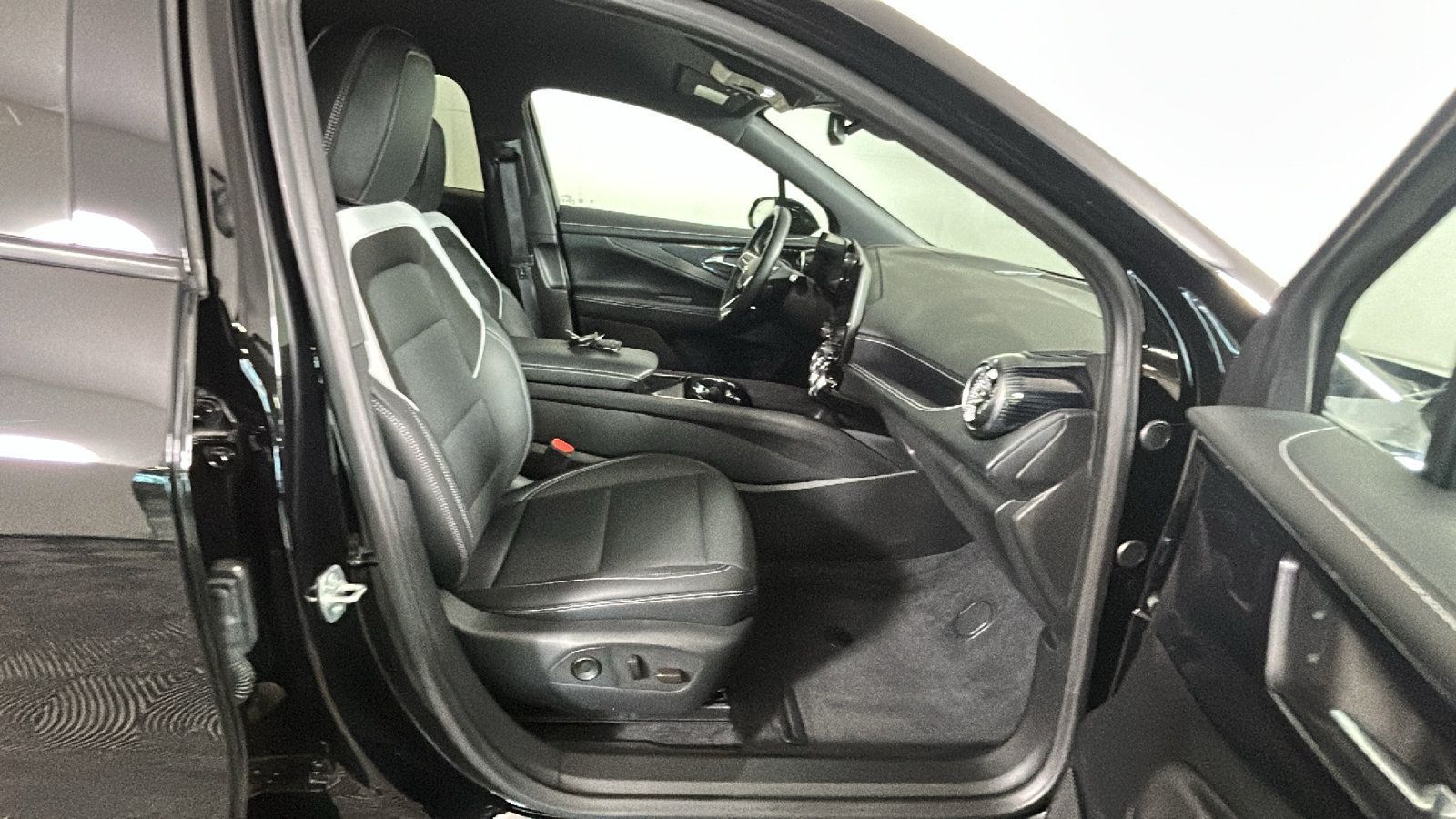 Used 2024 Chevrolet Blazer EV LT AWD/4WD image 35