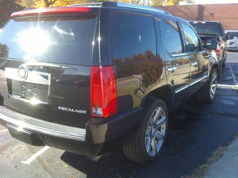Used 2011 Cadillac Escalade Premium image 4